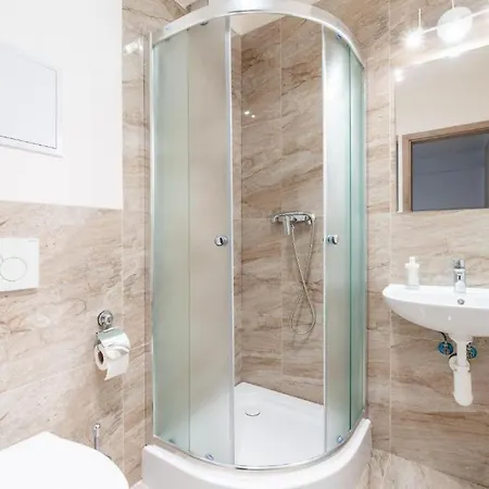 Brand New #71 With Free Secure Parking In The Center דירה פראג